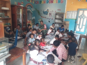 Gunakan Metode Belajar Bermain, Babinsa Kenalkan Angka dan Menggambar Kepada Anak Paud