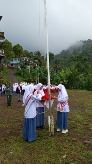 Tumbuhkan rasa cinta tanah air kepada pelajar, Pjs.Danramil 1623-01/Karangasem pimpin upacara bendera