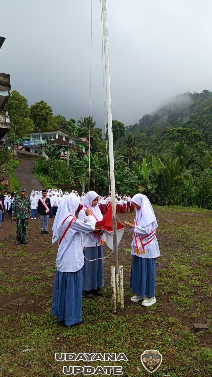 Tumbuhkan rasa cinta tanah air kepada pelajar, Pjs.Danramil 1623-01/Karangasem pimpin upacara bendera