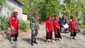 Babinsa Desa Dukuh bersinergi amankan upacara Pelebon.