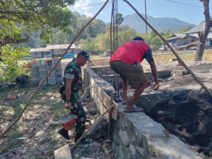 Babinsa Maurole Gotong Royong Bangun Pondasi Rumah Warga Desa Ranokolo