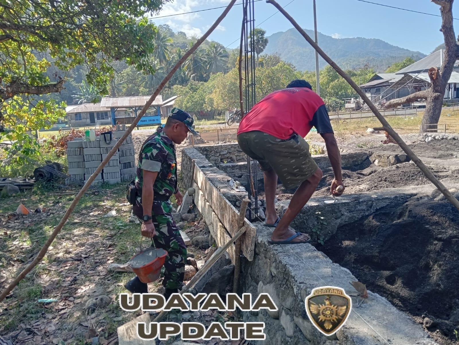 Babinsa Maurole Gotong Royong Bangun Pondasi Rumah Warga Desa Ranokolo