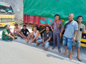 Babinsa Koramil 1602-01/Ende Gelar Komsos dan Pamwil Bersama Sopir Truk