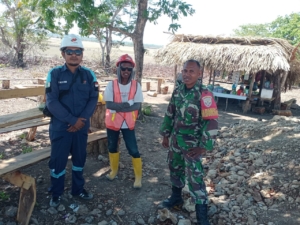 Personel Kodim 1627/RN Amankan Pembangunan Kawasan Sentra Industri Garam Nasional di Rote Ndao