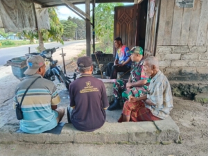 Babinsa Koramil 1602-01/Ende Gelar Komsos, Wujudkan Kamtibmas di Desa Raterua