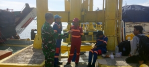 TNI Hadir, Pengamanan di Pelabuhan Poto Tano Berjalan Aman dan Lancar