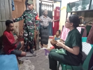 Babinsa Ende Dampingi Tim Medis Tangani Warga ODGJ di Mautapaga
