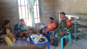 Babinsa Koramil 1627-01/Ba’a Sertu Nelson Sine Monitoring dan Komsos di Desa Suelain