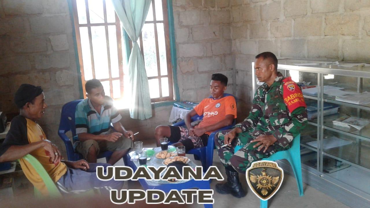 Babinsa Koramil 1627-01/Ba’a Sertu Nelson Sine Monitoring dan Komsos di Desa Suelain