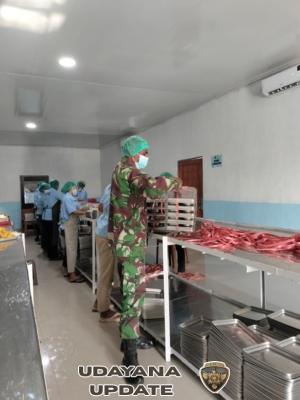 Babinsa Koramil 1627-02/Pantai Baru Dampingi Program Makanan Bergizi Gratis untuk 3.093 Siswa