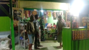 Babinsa Koramil Amanuban Tengah Himbau Warga Jaga Kamtibmas Saat Patroli Malam