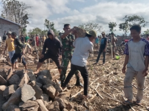 Kebersamaan TNI-Rakyat, Babinsa Dampingi Warga Kerja Bakti di Serakapi