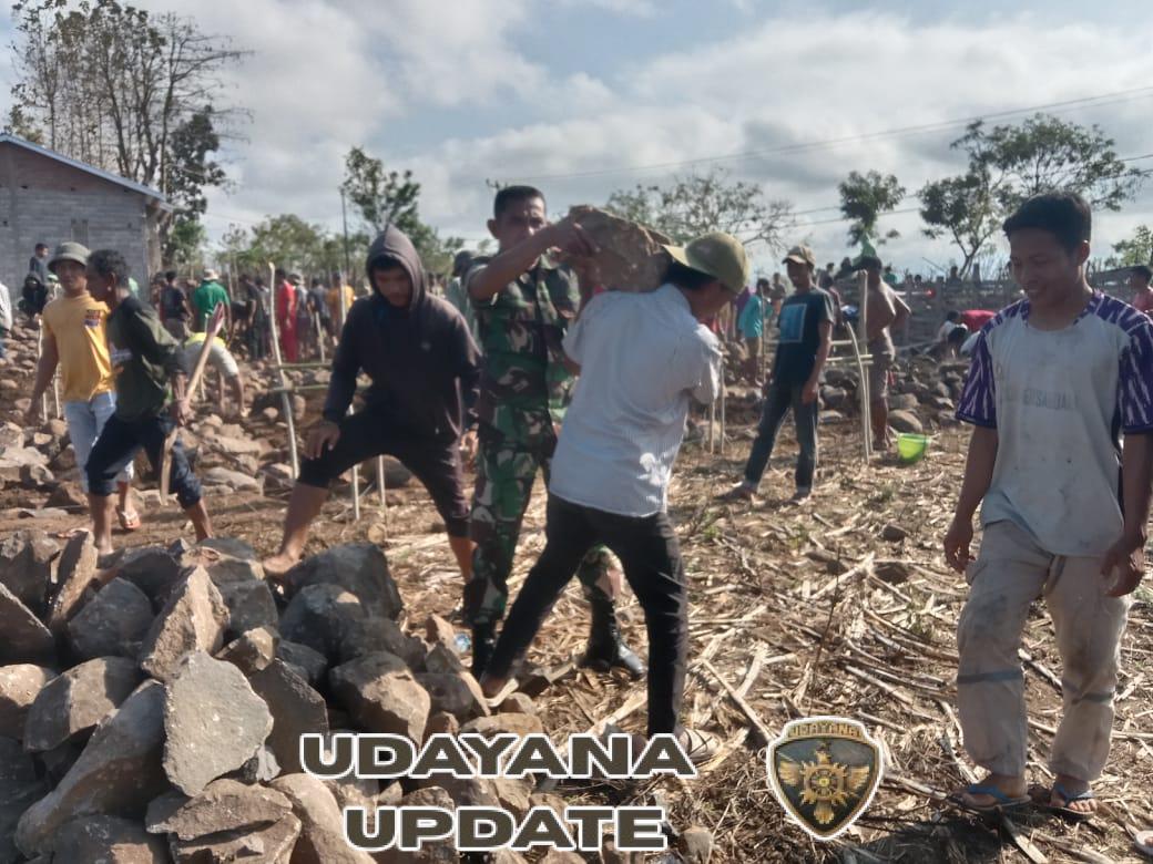 Kebersamaan TNI-Rakyat, Babinsa Dampingi Warga Kerja Bakti di Serakapi