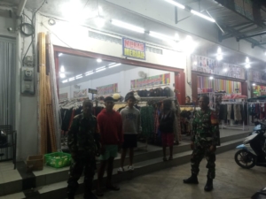 Babinsa Koramil 1627-01/Baa Gelar Patroli Malam di Kelurahan Mokdale