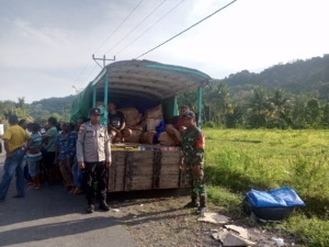 Anggota Koramil 1625-04/Mauponggo Dampingi Penyaluran Sembako bagi Korban Banjir Bandang