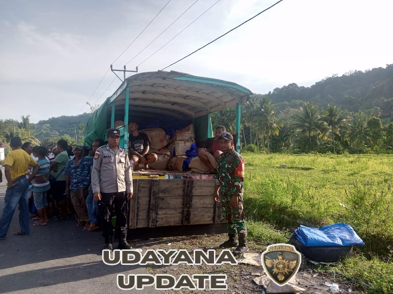 Anggota Koramil 1625-04/Mauponggo Dampingi Penyaluran Sembako bagi Korban Banjir Bandang