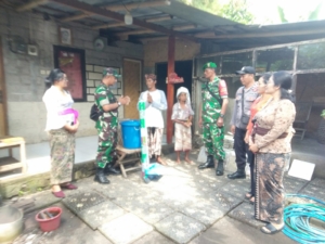 Koramil Klungkung Salurkan Bantuan Kolaborasi Kodim Bersama Bunda Obin