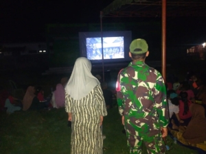 Peringati G30S/PKI, Babinsa Koramil 1628-01 Taliwang Ajak Warga Nobar