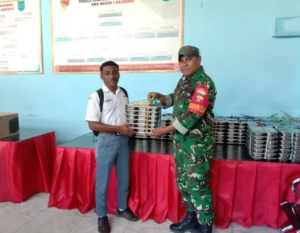 Babinsa Nusa Kenari Pantau Program Makan Bergizi Gratis di Sekolah Kalabahi