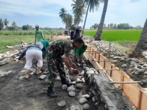 Babinsa Serka Albert K. Banggo Bersama Kelompok Tani Bangun Tembok Penyangga Irigasi di Mbay I