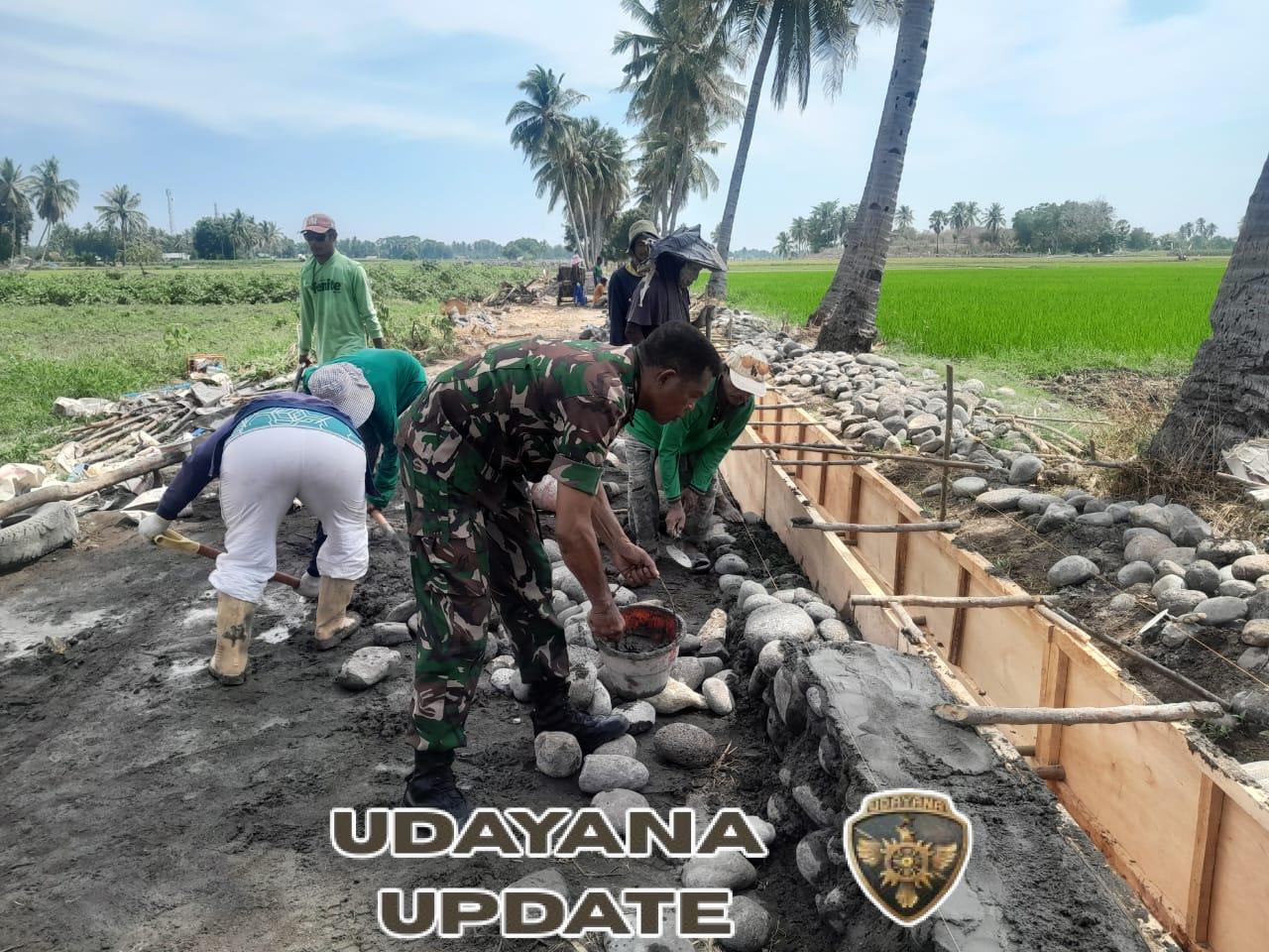 Babinsa Serka Albert K. Banggo Bersama Kelompok Tani Bangun Tembok Penyangga Irigasi di Mbay I