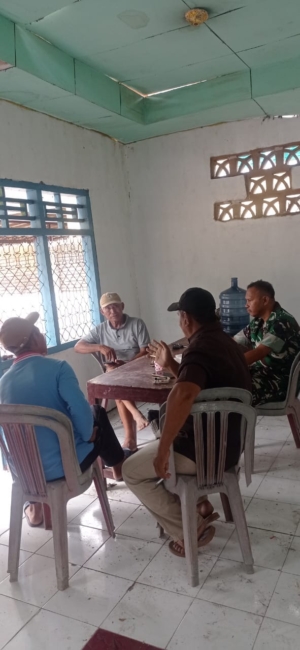 Babinsa Koramil 1614-01 Dompu Bangun Keakraban Lewat Komsos