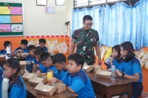 Dukung Program MBG, Kodim 1611/Badung Bagikan Ratusan Porsi Makanan Bergizi untuk Siswa