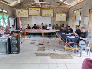 Serka Fajarudin Dampingi Warga Terima Sertifikat Tanah di Kantor Camat Rindi