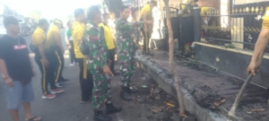 Babinsa Koramil 1609-01/Buleleng Pimpin Gotong Royong Bersihkan Puing Rumah Warga Pasca Kebakaran