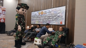 Mataram, NTB – Semangat kebersamaan dan kepedulian sosial tampak dalam rangkaian peringatan Hari Ulang Tahun ke-80 Tentara Nasional Indonesia (TNI) “TNI PRIMA – TNI RAKYAT – INDONESIA MAJU”. Komando Distrik Mikiter (Kodim) 1606/Mataram bersama Hotel Santika Mataram menggelar kegiatan Bakti Sosial Prima Donor Darah di Ballroom Santika 5-6, Jalan Pejanggik, Kecamatan Selaparang, Kota Mataram, Nusa Tenggara Barat, Kamis (25/9/2025).   Sekitar ±300 peserta hadir mengikuti kegiatan ini. Mereka terdiri dari prajurit dan PNS jajaran Kodim 1606/Mataram, Persit Kartika Chandra Kirana, karyawan Hotel Santika beserta mitra kerja, guru dan siswa Yayasan Alwildan Islamic School, masyarakat umum, hingga tamu hotel yang dengan sukarela mendonorkan darahnya.   Bekerja sama dengan Unit Trasfusi Darah (UTD) Palang Merah Indonesia (PMI) Lombok Barat (Lobar) di Mataram, kegiatan ini melibatkan 15 tenaga medis dipimpin langsung oleh perwakilan UTD PMI Lobar, Anggala. Panitia menargetkan terkumpul 120 kantong darah untuk membantu ketersediaan stok darah bagi pasien rumah sakit.   Komandan Kodim (Dandim) 1606/Mataram, Letkol Inf Nyarman, M.Tr (Han)., yang hadir langsung meninjau jalannya kegiatan menyampaikan apresiasi besar terhadap antusiasme peserta. “Kami bangga melihat semangat gotong royong yang luar biasa. Donor darah ini tidak hanya menolong sesama, tetapi juga menumbuhkan rasa persaudaraan di tengah masyarakat. Inilah wujud nyata TNI selalu hadir, bekerja, dan berbuat bersama rakyat,” tegas Dandim 1606/Mataram saat meninjau jalannya kegiatan.   Perwira Seksi Teritorial (Pasiter) Kodim 1606/Mataram, Kapten Inf Jamuhur, S.Sos, menambahkan bahwa donor darah menjadi bukti konsistensi TNI dalam menjaga kedekatan dengan masyarakat. “Setetes darah hari ini bisa menjadi penyelamat bagi saudara-saudara kita. Inilah semangat TNI bersama rakyat untuk Indonesia maju,” ujarnya.   Anggala, Perwakilan UTD PMI Lobar turut mengapresiasi sinergi ini. “Kolaborasi TNI, mitra kerja, dan masyarakat sangat membantu stok darah PMI sehingga lebih banyak pasien dapat tertolong,” katanya.   General Manager Hotel Santika Mataram, Abdullah, menegaskan kebanggaan pihaknya bisa berkolaborasi dengan TNI di momen spesial ini. “Kami bangga bersinergi dengan TNI. Donor darah ini bukan hanya bermanfaat bagi penerima, tapi juga mempererat hubungan kekeluargaan antara Santika, masyarakat, dan TNI,” ujarnya.   Kebersamaan yang terjalin dalam kegiatan ini menjadi cerminan semangat persatuan, bahwa bersama rakyat, TNI hadir untuk kebaikan dan kemajuan bangsa.    Suasana penuh kebersamaan ini menunjukkan bahwa semangat gotong royong masih hidup dan menjadi kekuatan utama dalam setiap momentum kebangsaan. (Pendim 1606)