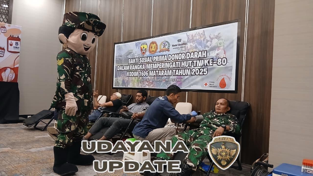 Mataram, NTB – Semangat kebersamaan dan kepedulian sosial tampak dalam rangkaian peringatan Hari Ulang Tahun ke-80 Tentara Nasional Indonesia (TNI) “TNI PRIMA – TNI RAKYAT – INDONESIA MAJU”. Komando Distrik Mikiter (Kodim) 1606/Mataram bersama Hotel Santika Mataram menggelar kegiatan Bakti Sosial Prima Donor Darah di Ballroom Santika 5-6, Jalan Pejanggik, Kecamatan Selaparang, Kota Mataram, Nusa Tenggara Barat, Kamis (25/9/2025).   Sekitar ±300 peserta hadir mengikuti kegiatan ini. Mereka terdiri dari prajurit dan PNS jajaran Kodim 1606/Mataram, Persit Kartika Chandra Kirana, karyawan Hotel Santika beserta mitra kerja, guru dan siswa Yayasan Alwildan Islamic School, masyarakat umum, hingga tamu hotel yang dengan sukarela mendonorkan darahnya.   Bekerja sama dengan Unit Trasfusi Darah (UTD) Palang Merah Indonesia (PMI) Lombok Barat (Lobar) di Mataram, kegiatan ini melibatkan 15 tenaga medis dipimpin langsung oleh perwakilan UTD PMI Lobar, Anggala. Panitia menargetkan terkumpul 120 kantong darah untuk membantu ketersediaan stok darah bagi pasien rumah sakit.   Komandan Kodim (Dandim) 1606/Mataram, Letkol Inf Nyarman, M.Tr (Han)., yang hadir langsung meninjau jalannya kegiatan menyampaikan apresiasi besar terhadap antusiasme peserta. “Kami bangga melihat semangat gotong royong yang luar biasa. Donor darah ini tidak hanya menolong sesama, tetapi juga menumbuhkan rasa persaudaraan di tengah masyarakat. Inilah wujud nyata TNI selalu hadir, bekerja, dan berbuat bersama rakyat,” tegas Dandim 1606/Mataram saat meninjau jalannya kegiatan.   Perwira Seksi Teritorial (Pasiter) Kodim 1606/Mataram, Kapten Inf Jamuhur, S.Sos, menambahkan bahwa donor darah menjadi bukti konsistensi TNI dalam menjaga kedekatan dengan masyarakat. “Setetes darah hari ini bisa menjadi penyelamat bagi saudara-saudara kita. Inilah semangat TNI bersama rakyat untuk Indonesia maju,” ujarnya.   Anggala, Perwakilan UTD PMI Lobar turut mengapresiasi sinergi ini. “Kolaborasi TNI, mitra kerja, dan masyarakat sangat membantu stok darah PMI sehingga lebih banyak pasien dapat tertolong,” katanya.   General Manager Hotel Santika Mataram, Abdullah, menegaskan kebanggaan pihaknya bisa berkolaborasi dengan TNI di momen spesial ini. “Kami bangga bersinergi dengan TNI. Donor darah ini bukan hanya bermanfaat bagi penerima, tapi juga mempererat hubungan kekeluargaan antara Santika, masyarakat, dan TNI,” ujarnya.   Kebersamaan yang terjalin dalam kegiatan ini menjadi cerminan semangat persatuan, bahwa bersama rakyat, TNI hadir untuk kebaikan dan kemajuan bangsa.    Suasana penuh kebersamaan ini menunjukkan bahwa semangat gotong royong masih hidup dan menjadi kekuatan utama dalam setiap momentum kebangsaan. (Pendim 1606)