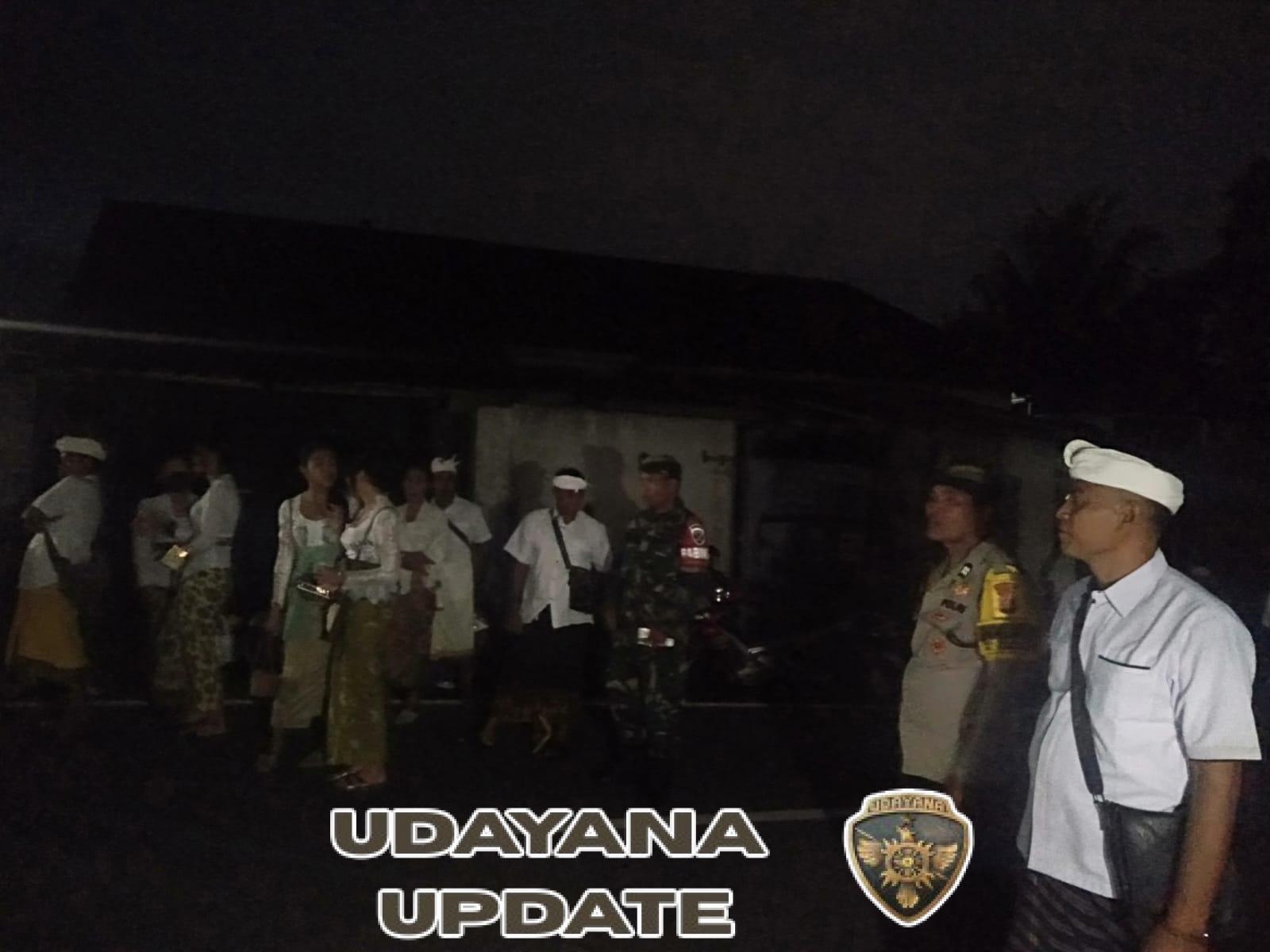 Wujud Kepedulian Babinsa, TNI Hadir Amankan Persembahyangan Bersama di Pura Melanting Petemon