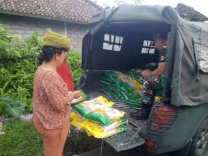 Babinsa Koramil 1626-02/Susut Gencar Distribusikan Beras Murah Sambut HUT TNI ke-80