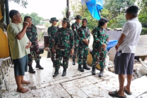 TNI AD Tunjukkan Kepedulian, Kowad Bagikan Bantuan di Posko Banjir Denpasar