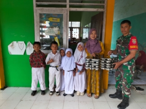 Babinsa Aktif Kawal Distribusi Makan Bergizi Gratis Demi Tumbuh Kembang Anak Kota Bima