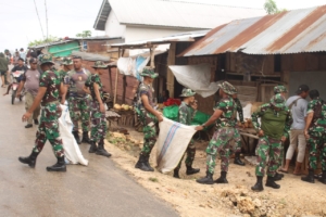 Wujud Kepedulian TNI, Kodim 1629/SBD Laksanakan Karya Bakti di Pasar Umum