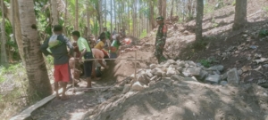 Babinsa Bersama Warga Gotong Royong Bangun Saluran Irigasi