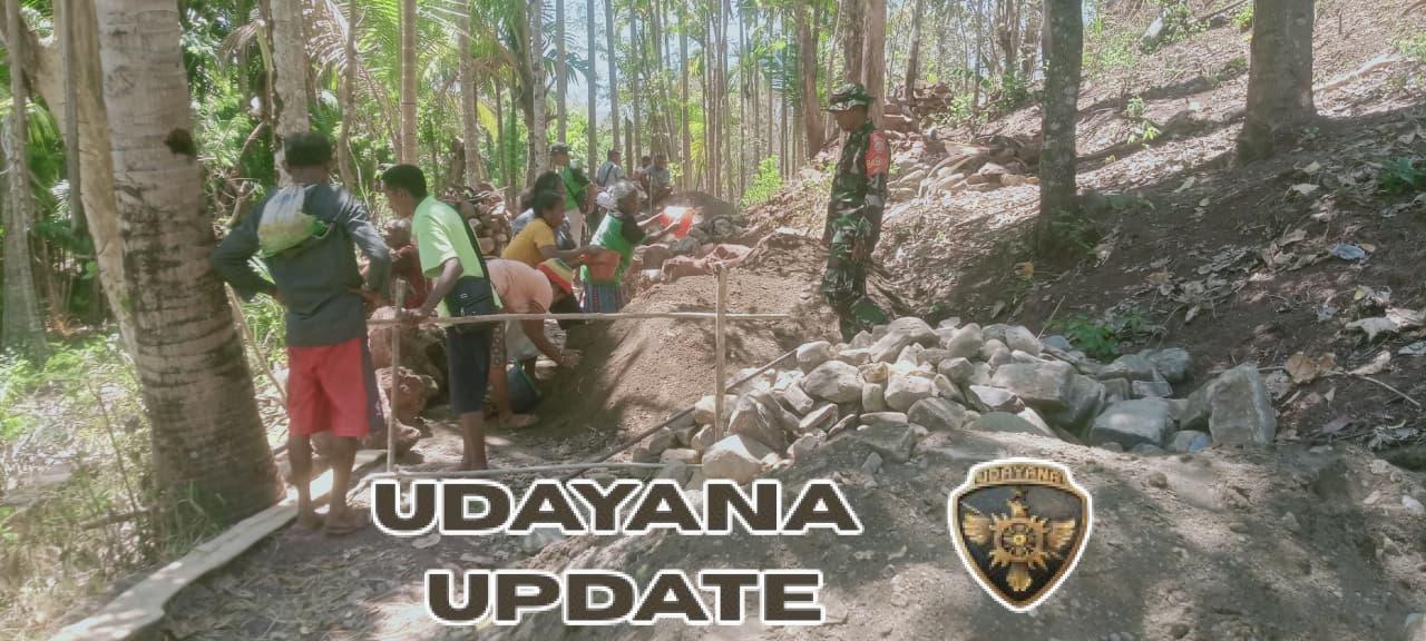 Babinsa Bersama Warga Gotong Royong Bangun Saluran Irigasi