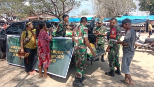 Antusias Warga Sambut GPM Kodim 1625/Ngada di Depan Pasar Danga
