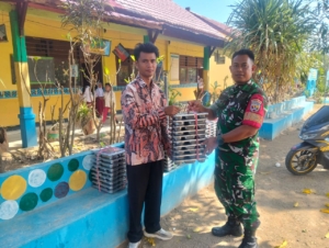 Babinsa Kawal Distribusi Makan Bergizi di Dua Dapur Kecamatan Madapangga