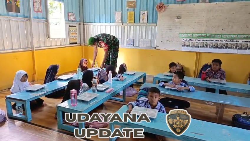 Babinsa Desa Tepas Dampingi Siswa SDN 2 Tepas Terima Program Makan Bergizi