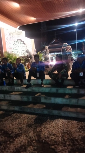 Dekat dengan Warga, Babinsa Koramil 1628-01/Taliwang Ajak Masyarakat Jaga Kamtibmas