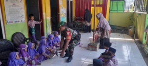 Babinsa Seteluk Tengah Dampingi Program Makanan Sehat Bergizi di SDIT Ar Risalah