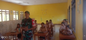 Babinsa Koramil 1627-01 Dampingi Distribusi MBG di 32 Titik Sekolah dan Posyandu