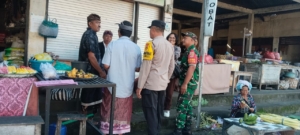 Patroli Gabungan di Pasar Tembuku, TNI-Polri dan Staf Desa Hadirkan Rasa Aman bagi Warga