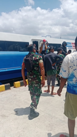 Babinsa Koramil 01/Ba’a Dukung Keamanan Transportasi Laut di Pelabuhan Ba’a