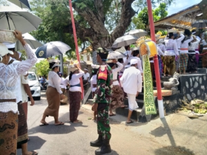 Upacara Ngulapin Ngangget Don Bingin Di Banjar Adat Batumulapan Kangin Dikawal Ketat Aparat TNI Polri Dan Pecalang