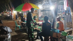 ‎Patroli Babinsa Suangi di Dusun Segampang, Warga Diimbau Tingkatkan Kewaspadaan