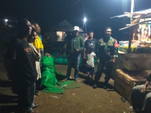 Sinergi Babinsa dan Warga Hu’u Amankan Lingkungan