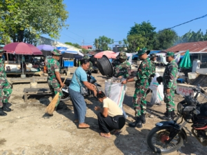 TNI dan Warga Gotong Royong Bersihkan Pasar Reo Jelang HUT TNI